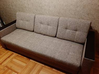 Перетяжка дивана еврокнижки с деревянными подлокотниками